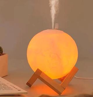 icon arrow left boldicon arrow right bold Compartilhar: Favoritar (4,8mil) Umidificador Aromatizador Luminária Abajur Lua 3d Ultrassônico USB Difusor De Aromas ar