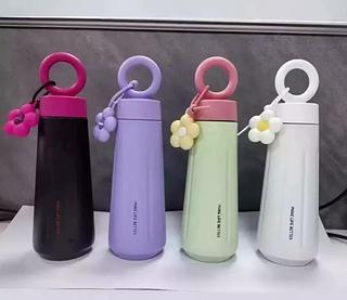 Garrafa térmica de Aço lnoxidavel com alça e Chaveiro de Flor 450ml